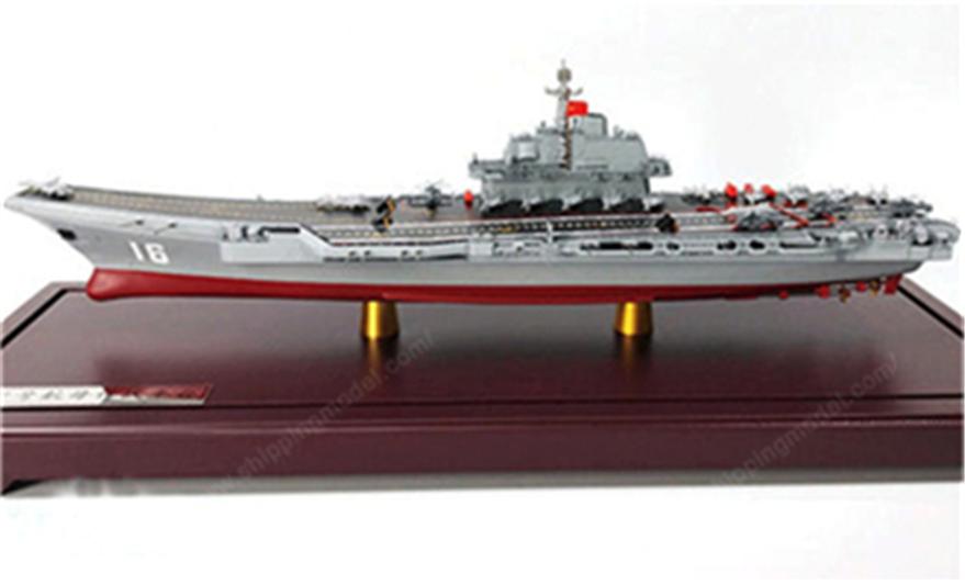 如何形容航空母艦模型，雄偉微縮，展現海上霸主風采，航空母艦模型，微縮的雄偉，展現海上霸主風采